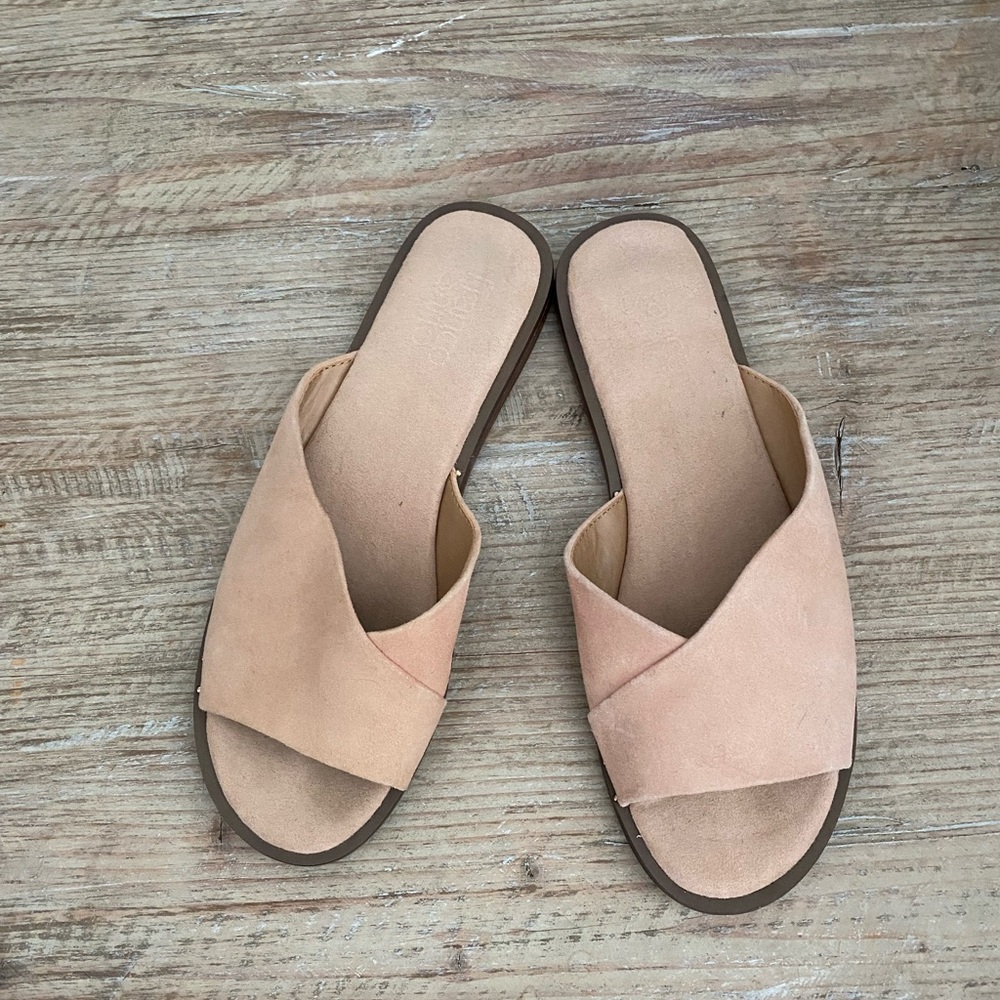 Women’s flats slip on sandals